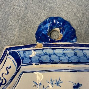 A Dutch Delft blue and white chinoiserie plaque, 18th C. — 照片 3