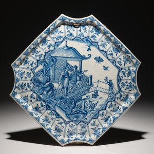 A Dutch Delft blue and white chinoiserie plaque, dated 1723 — 照片 1