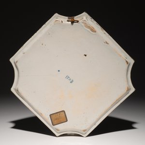 A Dutch Delft blue and white chinoiserie plaque, dated 1723 — 照片 2