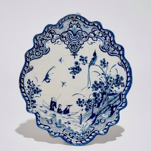 A Dutch Delft blue and white chinoiserie plaque with figures in a boat, 1st half 18th C. — 照片 1