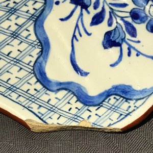 A Dutch Delft blue and white chinoiserie shaving bowl, 18th C. — 照片 5