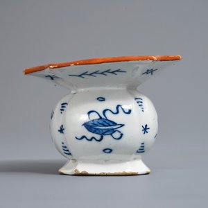 A Dutch Delft blue and white chinoiserie spittoon, 18th C. — 照片 3