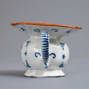 A Dutch Delft blue and white chinoiserie spittoon, 18th C. — 照片 5