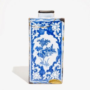 A Dutch Delft blue and white chinoiserie tea caddy with Kintsugi repair, 2nd half 17th C. — photo 3