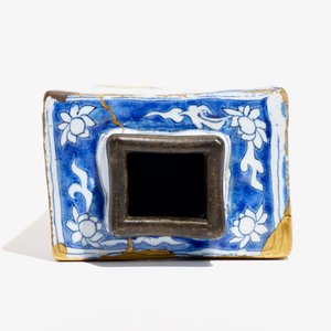 A Dutch Delft blue and white chinoiserie tea caddy with Kintsugi repair, 2nd half 17th C. — photo 5
