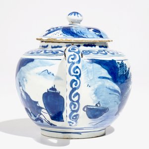 A Dutch Delft blue and white chinoiserie teapot and cover, 1st half 18th C. — 照片 4