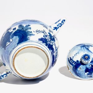 A Dutch Delft blue and white chinoiserie teapot and cover, 1st half 18th C. — 照片 6
