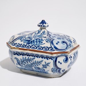 A Dutch Delft blue and white chinoiserie tureen and cover, 18th C. — photo 1