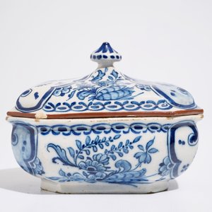 A Dutch Delft blue and white chinoiserie tureen and cover, 18th C. — photo 4