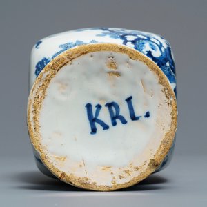 A Dutch Delft blue and white chinoiserie vase and a dish, late 17th C. — 照片 9