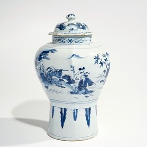 A Dutch Delft blue and white chinoiserie vase and cover, 2nd half 17th C. — photo 2