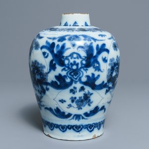 A Dutch Delft blue and white chinoiserie vase, last quarter 17th C. — photo 2