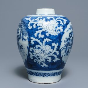 A Dutch Delft blue and white chinoiserie vase, late 17th C. — 照片 4