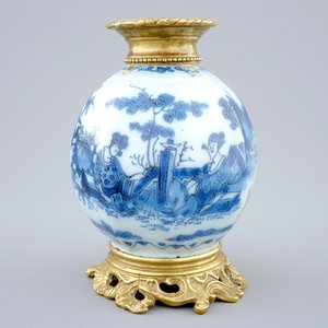 A Dutch Delft blue and white chinoiserie vase with bronze mounts, 17th C. — photo 1