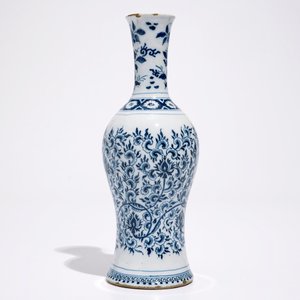 A Dutch Delft blue and white chinoiserie vase with Ming style peony scrolls, 2nd half 17th C. — photo 2