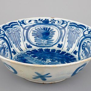 A Dutch Delft blue and white chinoiserie Wan Li kraak klapmuts bowl, 17/18th C. — photo 2