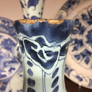 A Dutch Delft blue and white chinoiserie Wan-Li style bottle vase, 17th C. — 照片 5