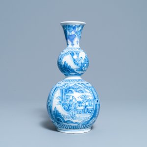 A Dutch Delft blue and white chinoserie double gourd vase, late 17th C. — photo 3