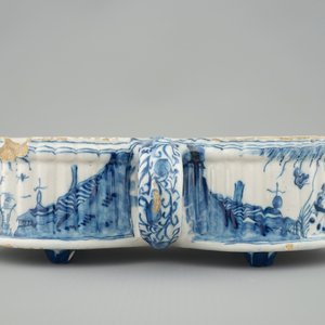 A Dutch Delft blue and white cruet set stand, 18th C. — photo 4
