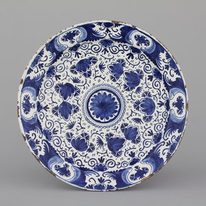 A Dutch Delft blue and white dish, 18th C. — 照片 1