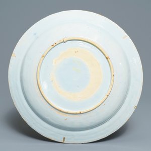 A Dutch Delft blue and white dish with a couple playing blind man's buff, 18th C. — photo 2
