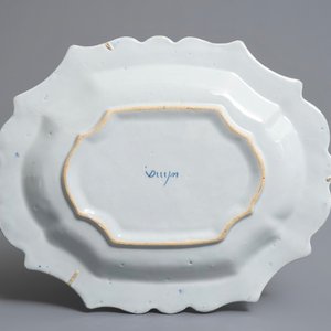 A Dutch Delft blue and white dish with fine landscapes, 18th C. — photo 2