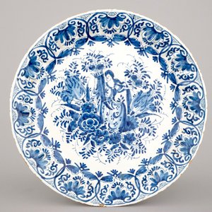 A Dutch Delft blue and white dish with Fortuna, ca. 1700 — 照片 1