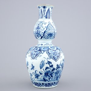 A Dutch Delft blue and white double gourd vase, 17/18th C. — photo 2