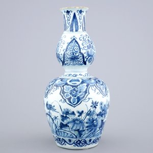 A Dutch Delft blue and white double gourd vase, 17/18th C. — photo 4