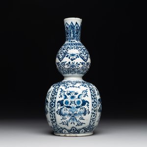A Dutch Delft blue and white double gourd vase, Pieter Kam, ca. 1700 — photo 1