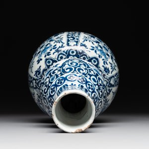 A Dutch Delft blue and white double gourd vase, Pieter Kam, ca. 1700 — photo 5