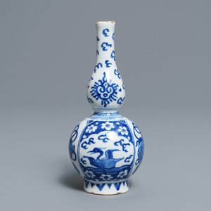 A Dutch Delft blue and white double gourd vase with swans and chinoiserie, late 17th C. — photo 1