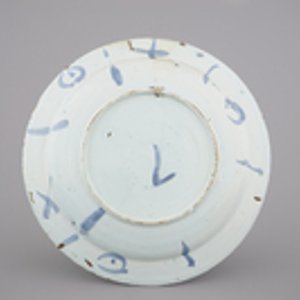 A Dutch Delft blue and white double royal portrait dish, late 17th C. — 照片 5