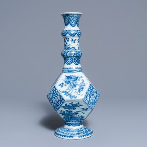 A Dutch Delft blue and white facetted bottle vase, last quarter 17th C. — 照片 2