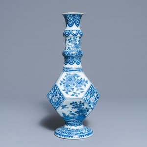 A Dutch Delft blue and white facetted bottle vase, last quarter 17th C. — 照片 3