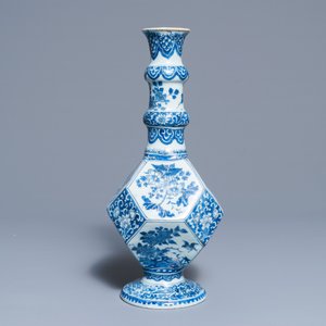 A Dutch Delft blue and white facetted bottle vase, last quarter 17th C. — 照片 4