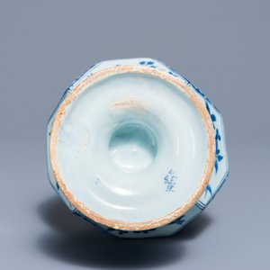 A Dutch Delft blue and white facetted bottle vase, last quarter 17th C. — 照片 5
