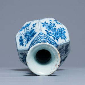 A Dutch Delft blue and white facetted bottle vase, last quarter 17th C. — 照片 6