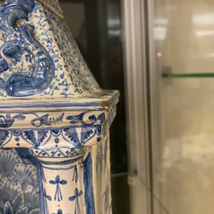 A Dutch Delft blue and white fireplace-shaped box and cover, ca. 1800 — 照片 11