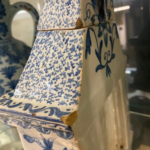 A Dutch Delft blue and white fireplace-shaped box and cover, ca. 1800 — 照片 12