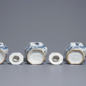 A Dutch Delft blue and white five-piece chinoiserie garniture, 1st half 18th C. — 照片 8