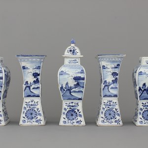 A Dutch Delft blue and white five-piece chinoiserie Kangxi style garniture, 18th C. — 照片 1