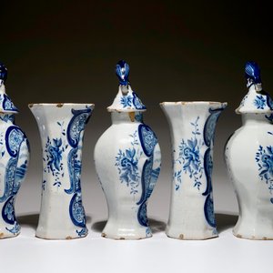 A Dutch Delft blue and white five-piece garniture with a hunter, 19th C. — photo 2