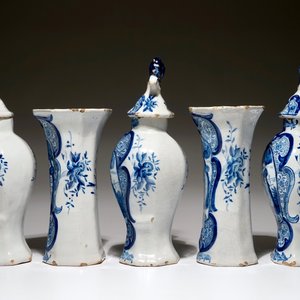 A Dutch Delft blue and white five-piece garniture with a hunter, 19th C. — photo 3