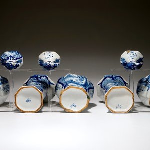 A Dutch Delft blue and white five-piece garniture with a hunter, 19th C. — photo 6