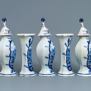 A Dutch Delft blue and white five-piece garniture with birds of paradise, 18th C. — photo 2