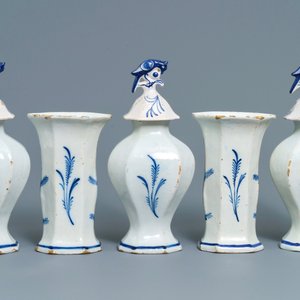 A Dutch Delft blue and white five-piece garniture with birds of paradise, 18th C. — photo 3