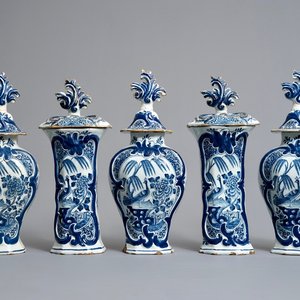 A Dutch Delft blue and white five-piece garniture with birds of paradise, 18th C. — 照片 1