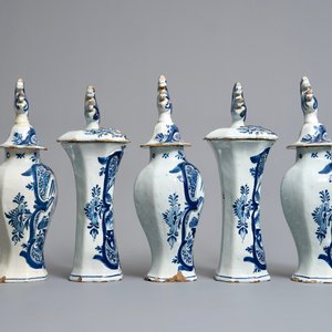 A Dutch Delft blue and white five-piece garniture with birds of paradise, 18th C. — 照片 2