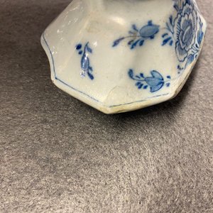 A Dutch Delft blue and white five-piece garniture with floral chinoiserie design, 18th C. — photo 11
